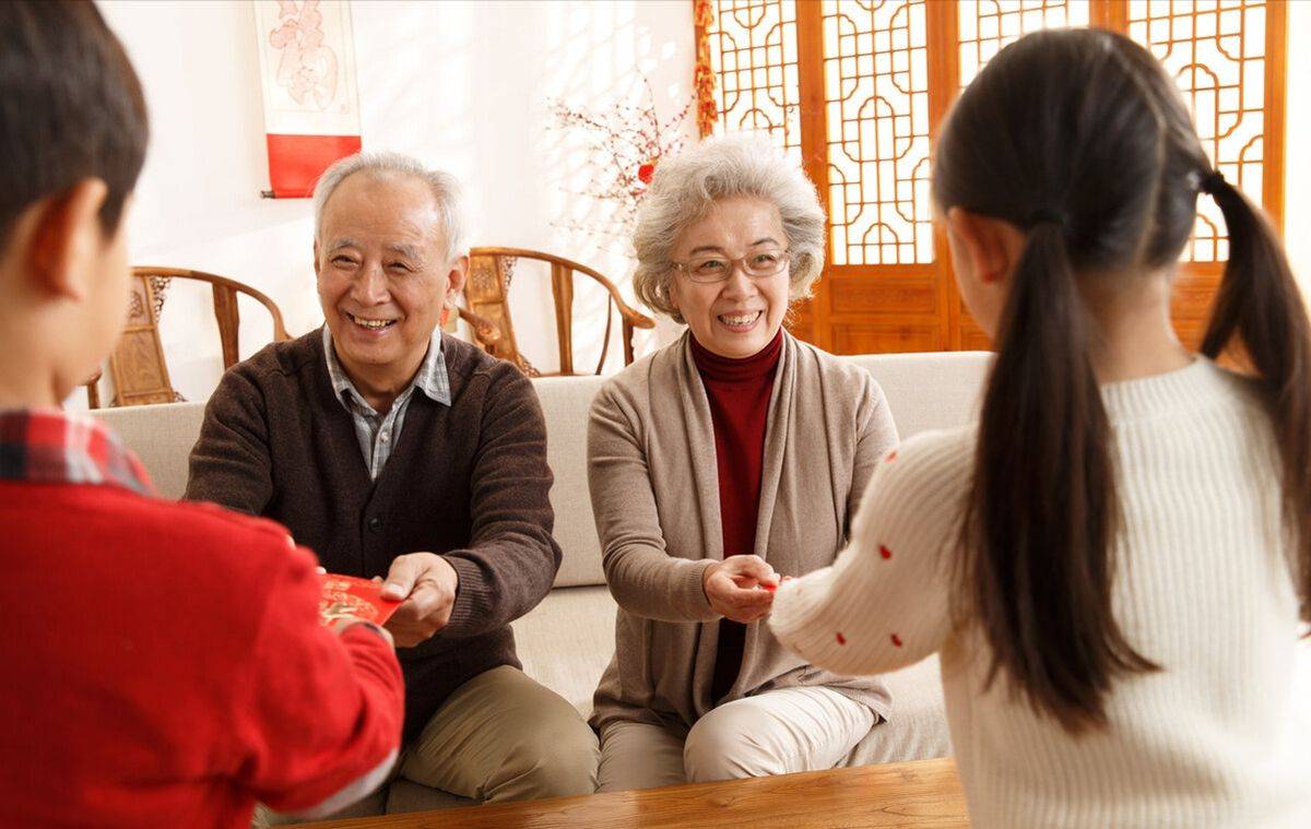 &quot;Tại sao bà nội lì xì con ít hơn bà ngoại?&quot; - Bố mẹ thông minh trả lời thế này để không ai bối rối- Ảnh 1.