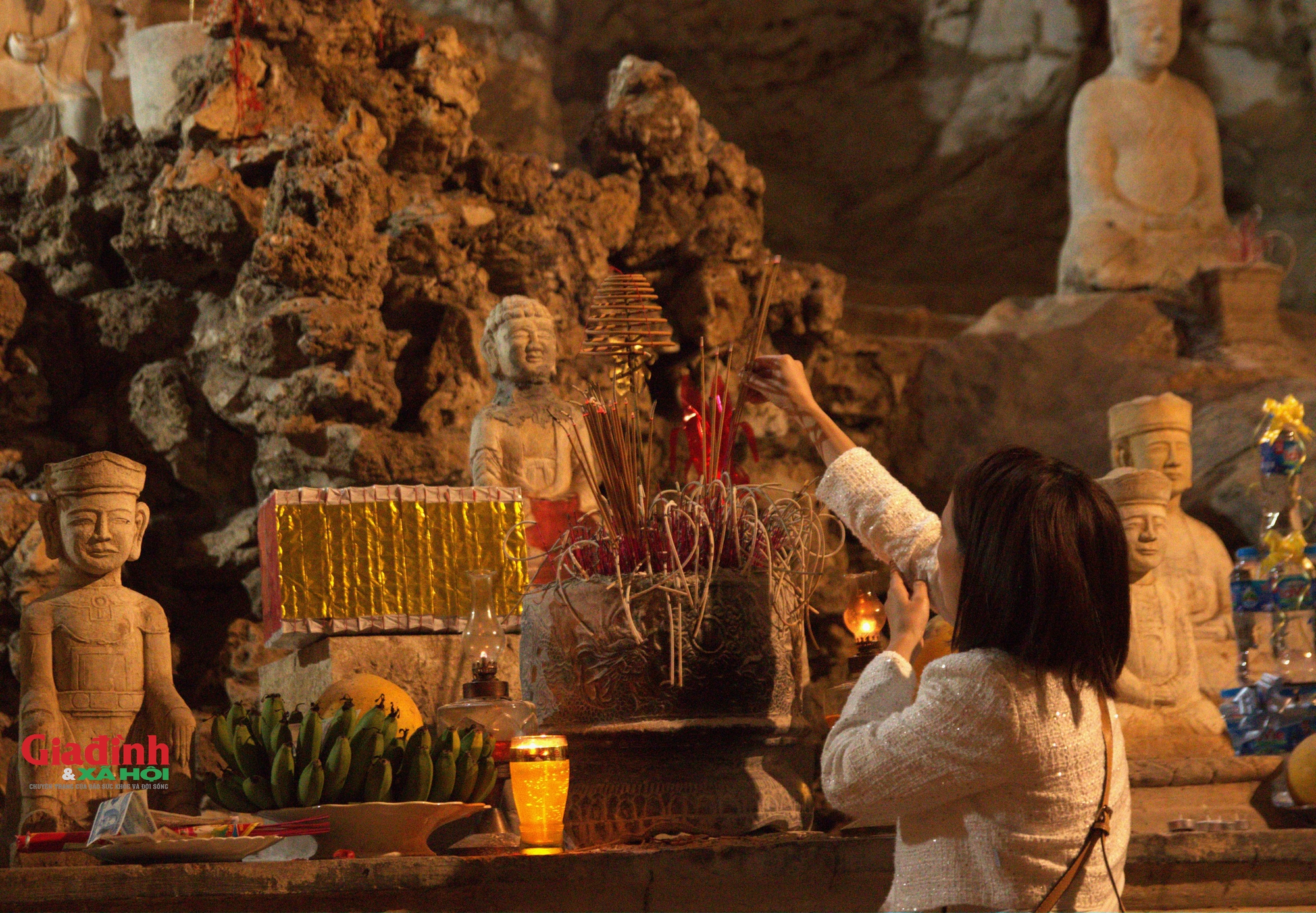 Người dân đổ về chùa Trầm, lễ phật cầu an trong ngày mùng 3 Tết Nguyên đán - Ảnh 8.