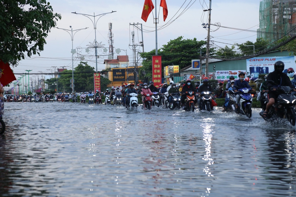 Triều cường bất ngờ, người dân vừa đón Tết vừa 'chạy ngập' - Ảnh 1.