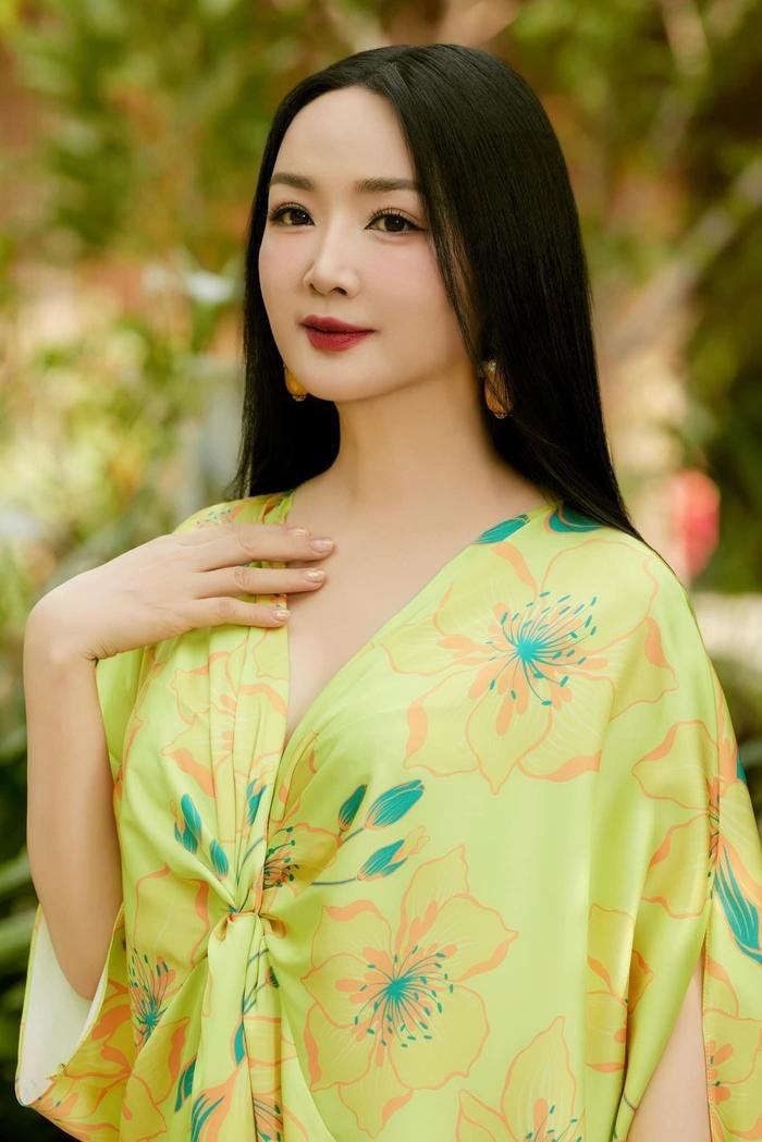 Hoa hậu giữ vương miện lâu nhất Việt Nam khoe nhan sắc U60 - Ảnh 2.