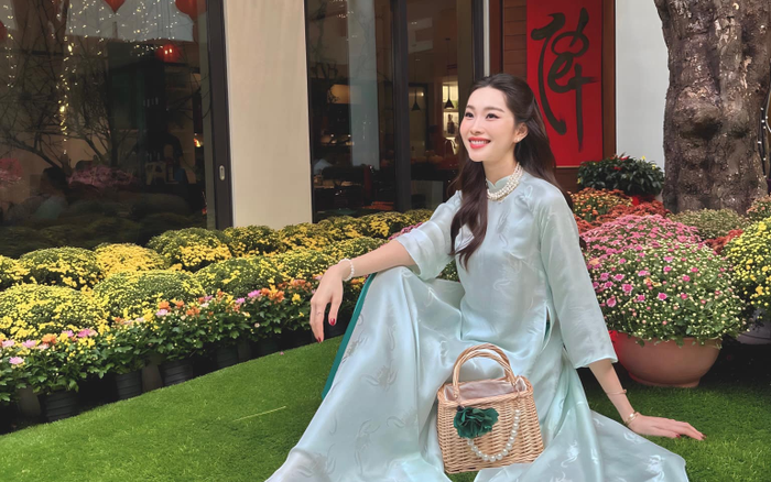 Diện áo dài "bỉ ngạn xanh", Hoa hậu Đặng Thu Thảo khoe khéo biệt thự bạc tỷ ngập trong sắc hoa