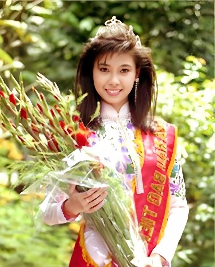 'Hoa hậu nhỏ tuổi nhất lịch sử Việt' khoe ảnh du xuân nhưng vòng 2 mới gây chú ý - Ảnh 1.