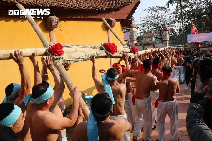 Độc đáo lễ hội 70 trai đinh cởi trần, thắt lưng nhiễu điều, kéo co bằng cây tre - Ảnh 1.