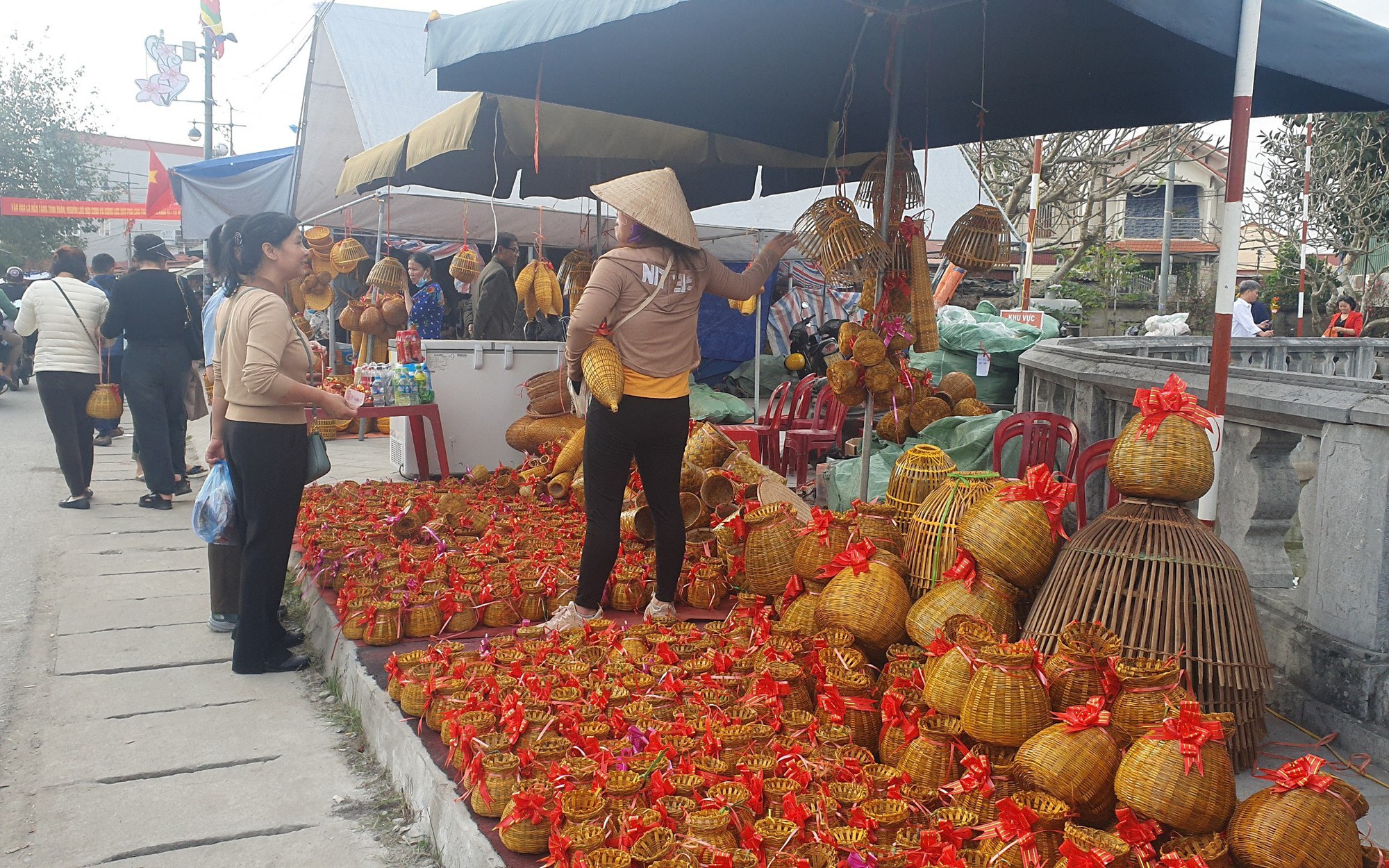 Thâm nhập bên trong chợ "mua" may mắn lớn nhất miền Bắc trước ngày khai hội