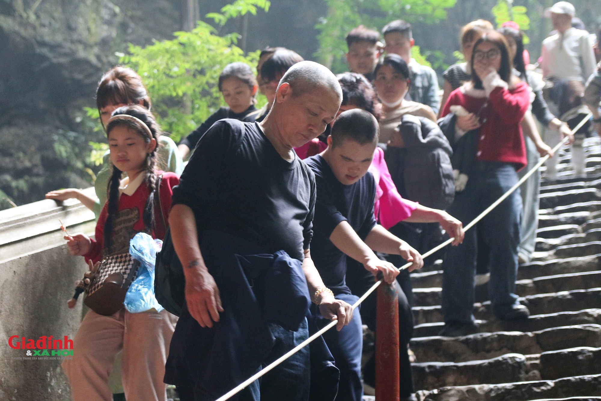 Ngày khai hội chùa Hương 2024 không còn cảnh chen lấn, người dân thong thả lễ chùa, cầu an- Ảnh 16.