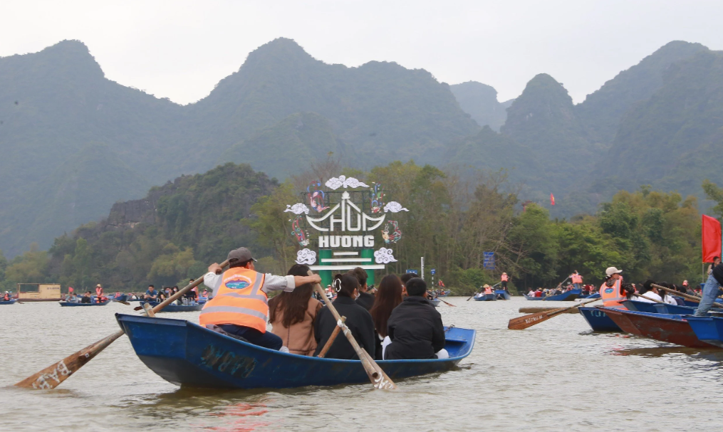 Khai hội Chùa Hương năm 2024: Hàng vạn du khách đội mưa tham gia trẩy hội - Ảnh 1.