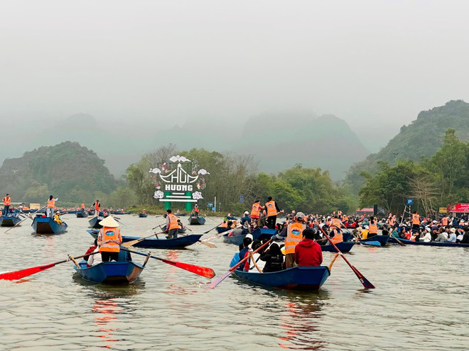 Khai hội Chùa Hương năm 2024: Hàng vạn du khách đội mưa tham gia trẩy hội - Ảnh 2.