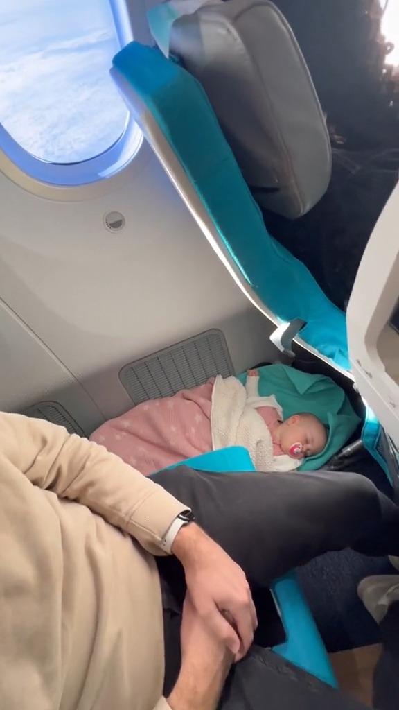 Bà mẹ để con 11 tháng tuổi nằm lọt thỏm dưới chân ghế máy bay để 'hưởng thụ' riêng trong khoang thương gia: 'Tôi xứng đáng có giấc ngủ trưa' - Ảnh 2.