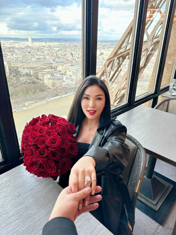 Quỳnh Thư khoe nhẫn kim cương khủng, được bạn trai cầu hôn trên tháp Eiffel sau 1 năm yêu - Ảnh 3.