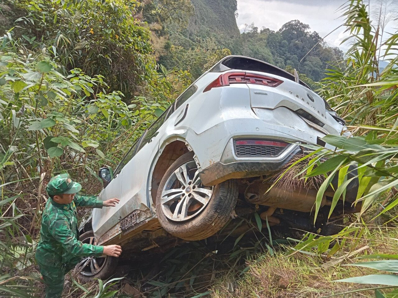 Ứng cứu xe ô tô mang biển số Hà Nội bị tai nạn ở Quảng Trị - Ảnh 3.