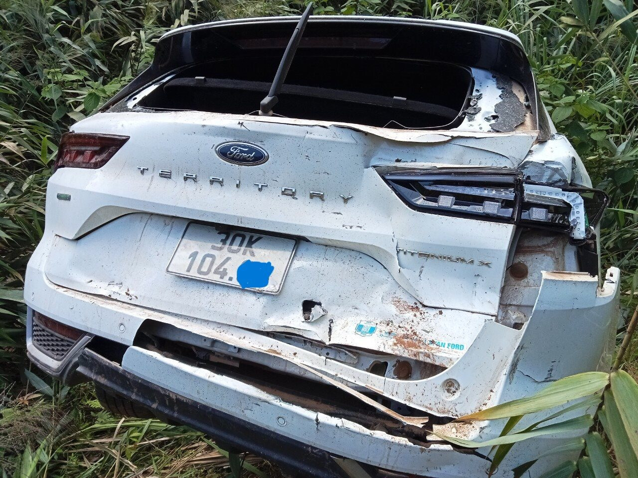 Ứng cứu xe ô tô mang biển số Hà Nội bị tai nạn ở Quảng Trị - Ảnh 1.