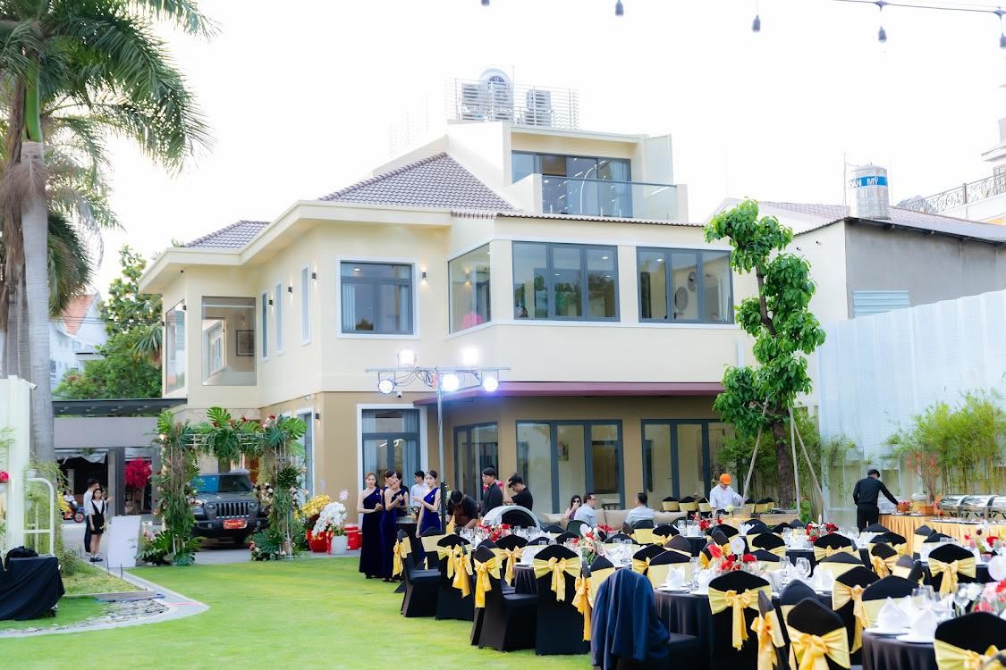 Trần Bảo Sơn dự tiệc ở biệt thự 1.000 m2 của quý bà Thu Hương - Ảnh 2.