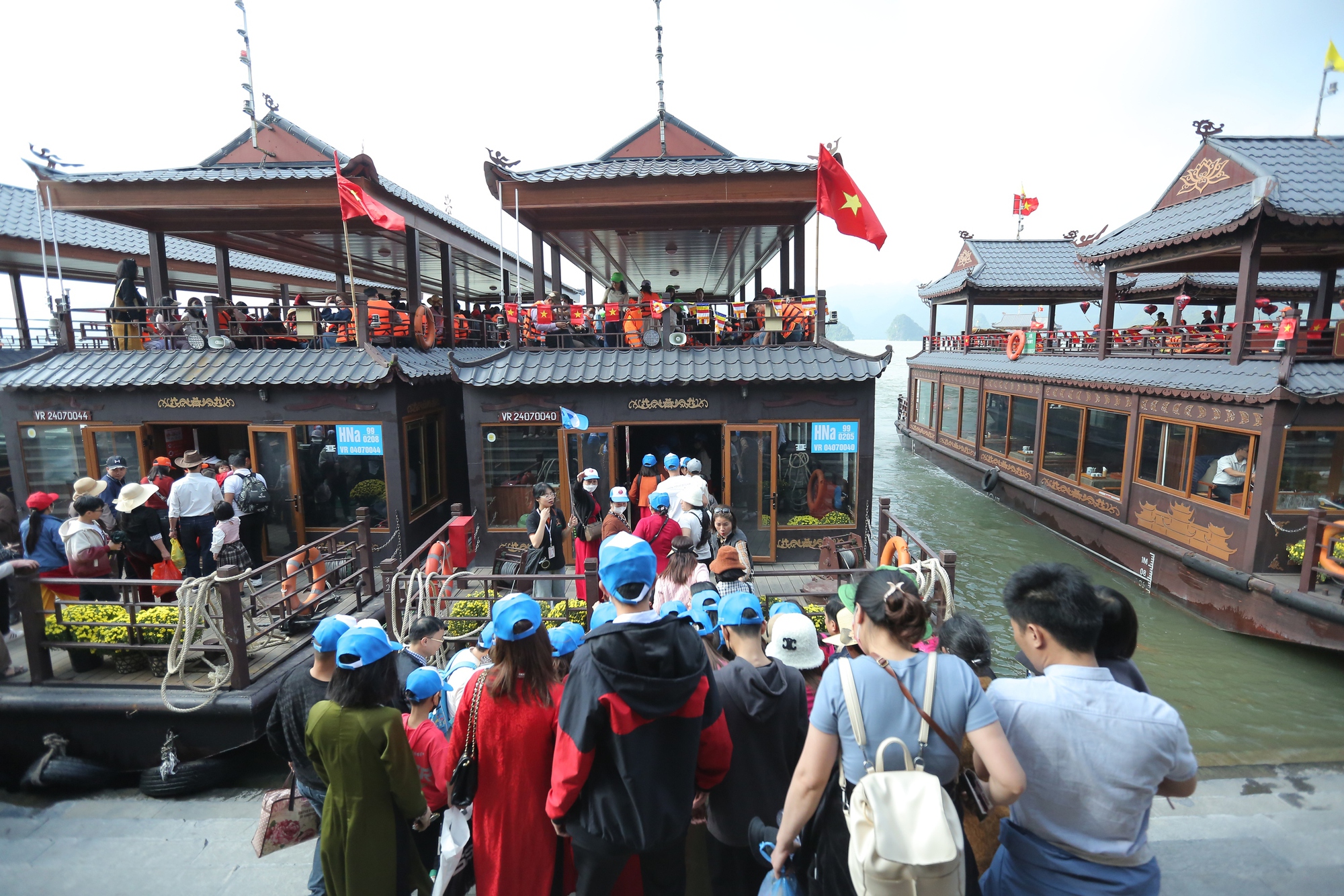 Xếp hàng dài, chờ hơn nửa tiếng để được lên thuyền đi lễ chùa đầu năm- Ảnh 9.