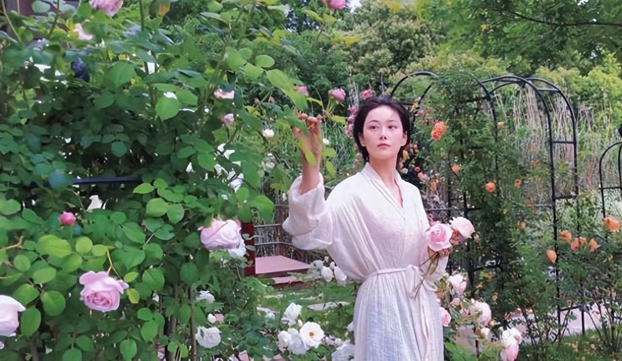 Chị đẹp xứ Trung &quot;nổi rần rần&quot; trên mạng xã hội nhờ tự tay vun trồng một vườn rau đẹp như truyện cổ tích- Ảnh 1.