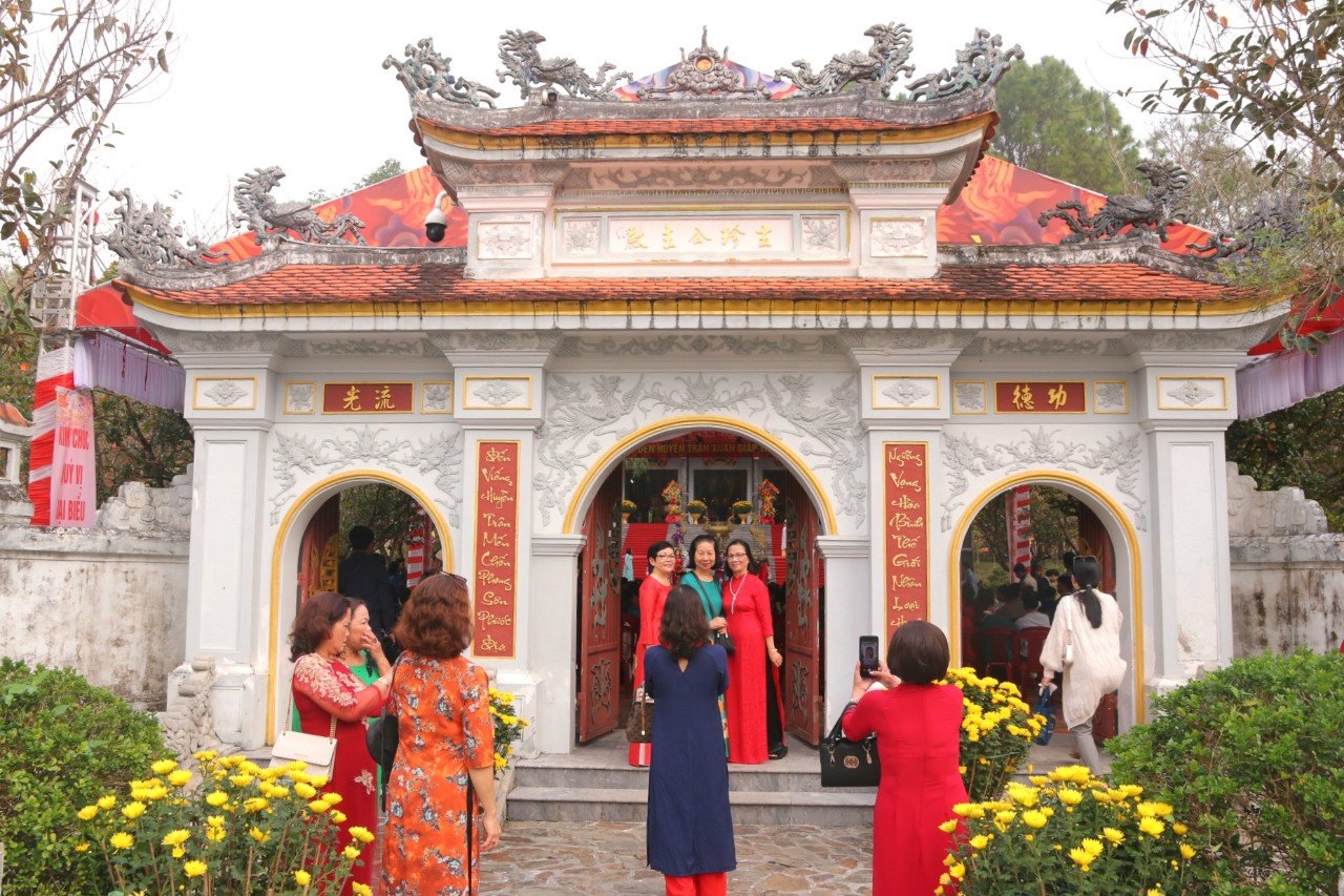 Du khách chen chân tại lễ hội đền Huyền Trân ngày đầu xuân - Ảnh 7.