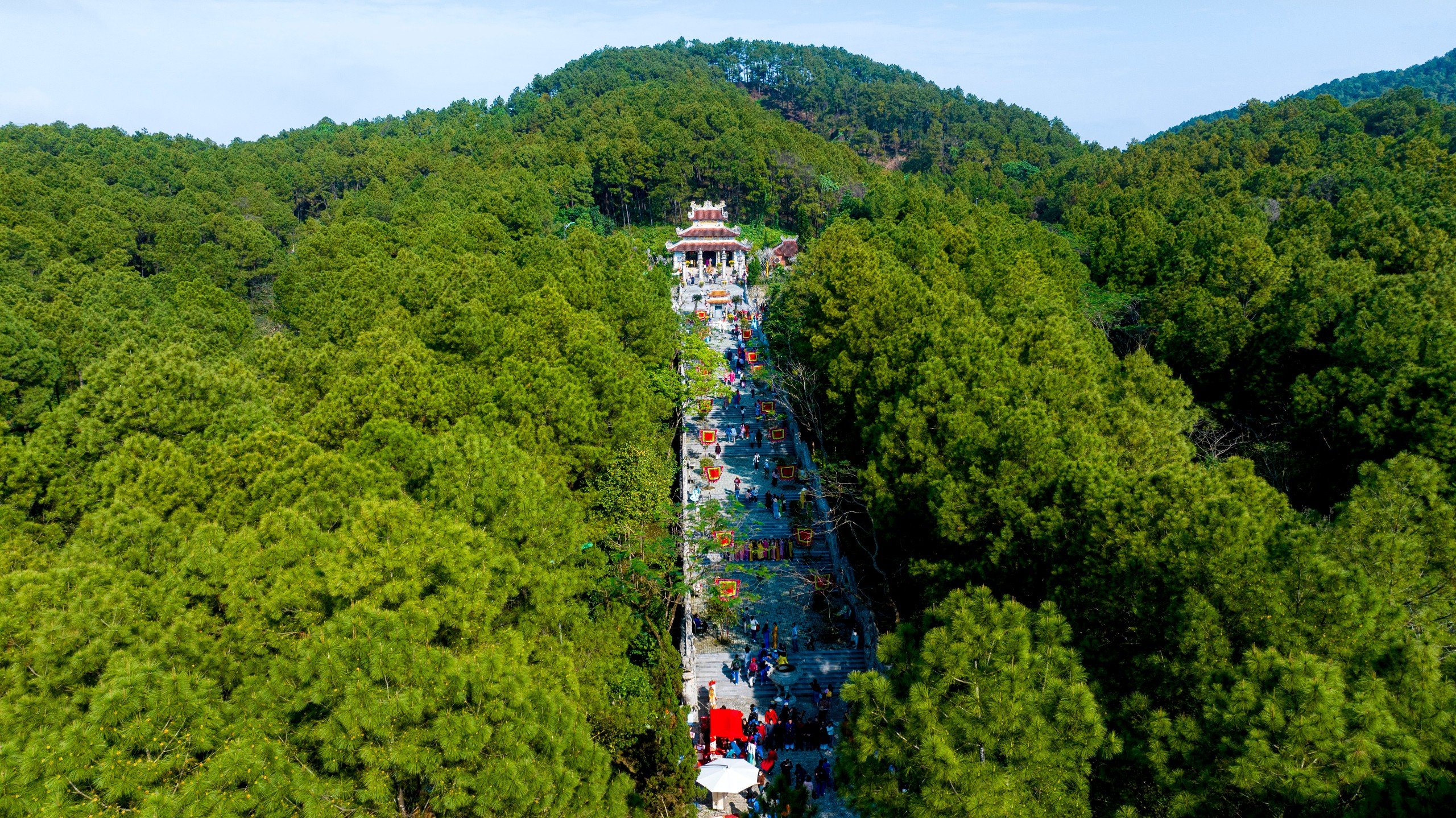 Du khách chen chân tại lễ hội đền Huyền Trân ngày đầu xuân - Ảnh 1.