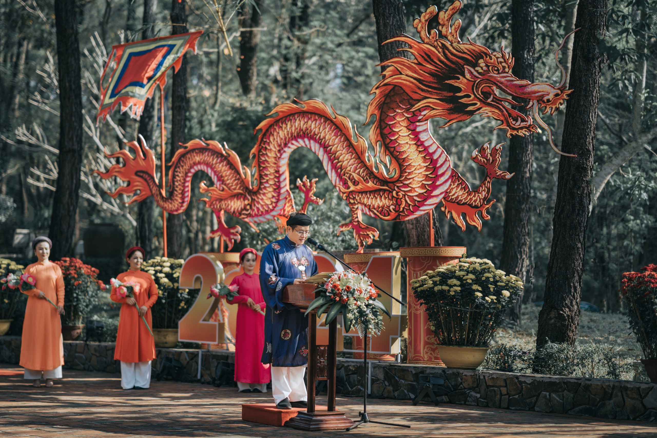 Du khách chen chân tại lễ hội đền Huyền Trân ngày đầu xuân - Ảnh 8.