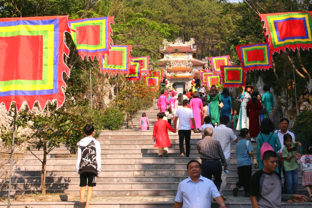 Du khách chen chân tại lễ hội đền Huyền Trân ngày đầu xuân - Ảnh 2.