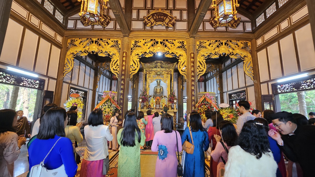 Du khách chen chân tại lễ hội đền Huyền Trân ngày đầu xuân - Ảnh 9.