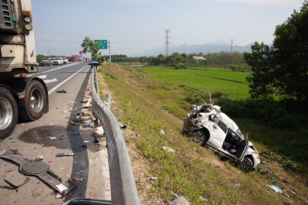 Thủ tướng Chính phủ chỉ đạo làm rõ nguyên nhân vụ tai nạn giao thông trên cao tốc Cam Lộ-La Sơn - Ảnh 1.