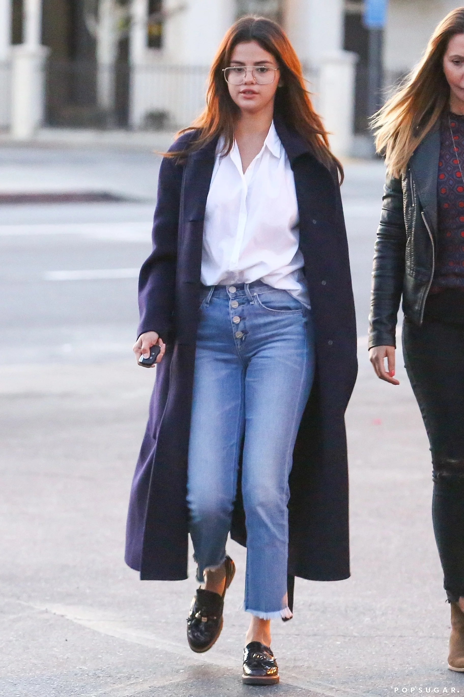 3 mẫu quần jeans tôn dáng làm nên phong cách sành điệu của Selena Gomez- Ảnh 1.