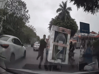 Hà Nội: Công an triệu tập tài xế ô tô 'tung cước' người chở hàng trên phố - Ảnh 2.