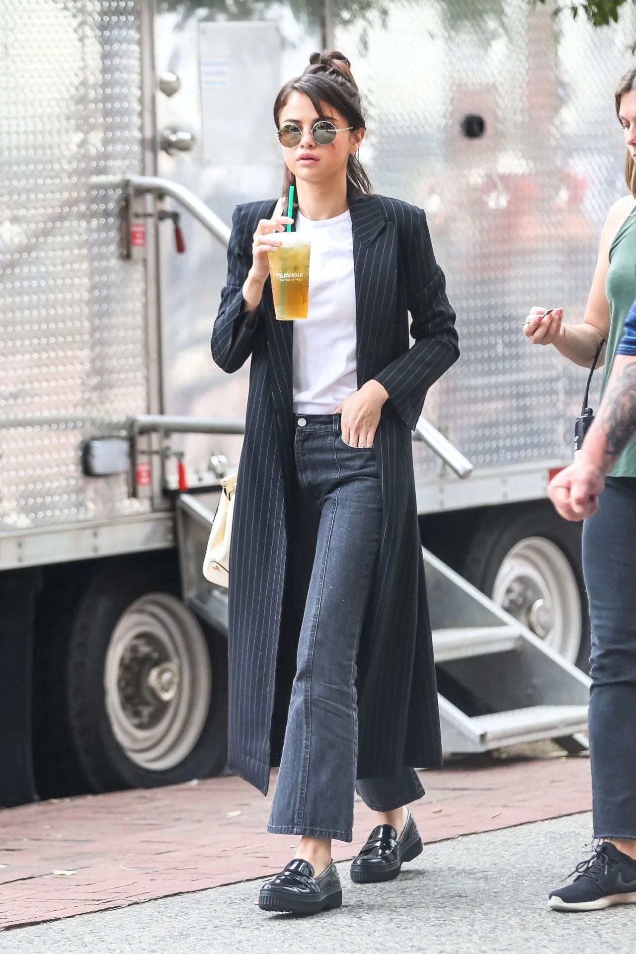 3 mẫu quần jeans tôn dáng làm nên phong cách sành điệu của Selena Gomez- Ảnh 7.