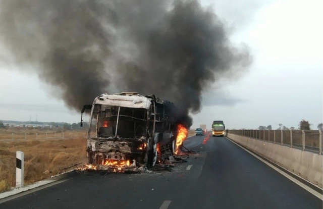 Xe khách giường nằm bất ngờ bốc cháy dữ dội trên cao tốc Vĩnh Hảo - Phan Thiết - Ảnh 1.