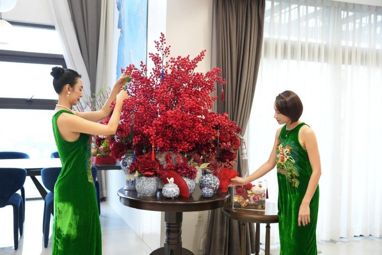 Penthouse tiền tỷ của Hoa hậu Ngọc Diễm đẹp mê ngày giáp Tết, bà mẹ đơn thân còn tự tay cắm hoa xinh - Ảnh 2.