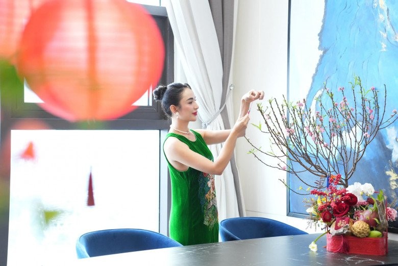 Penthouse tiền tỷ của Hoa hậu Ngọc Diễm đẹp mê ngày giáp Tết, bà mẹ đơn thân còn tự tay cắm hoa xinh - Ảnh 1.