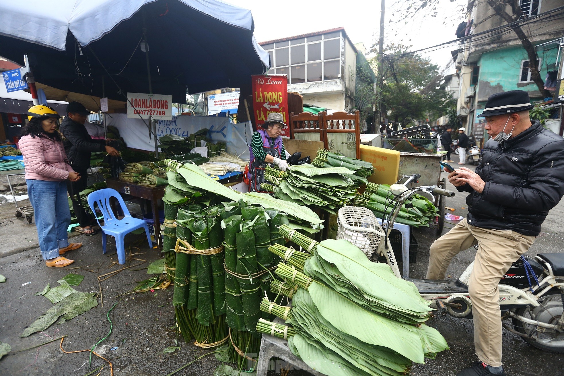 Chợ lá dong lâu đời nhất Hà Nội: Ngày bán hàng vạn lá, thu về hàng chục triệu - Ảnh 1.
