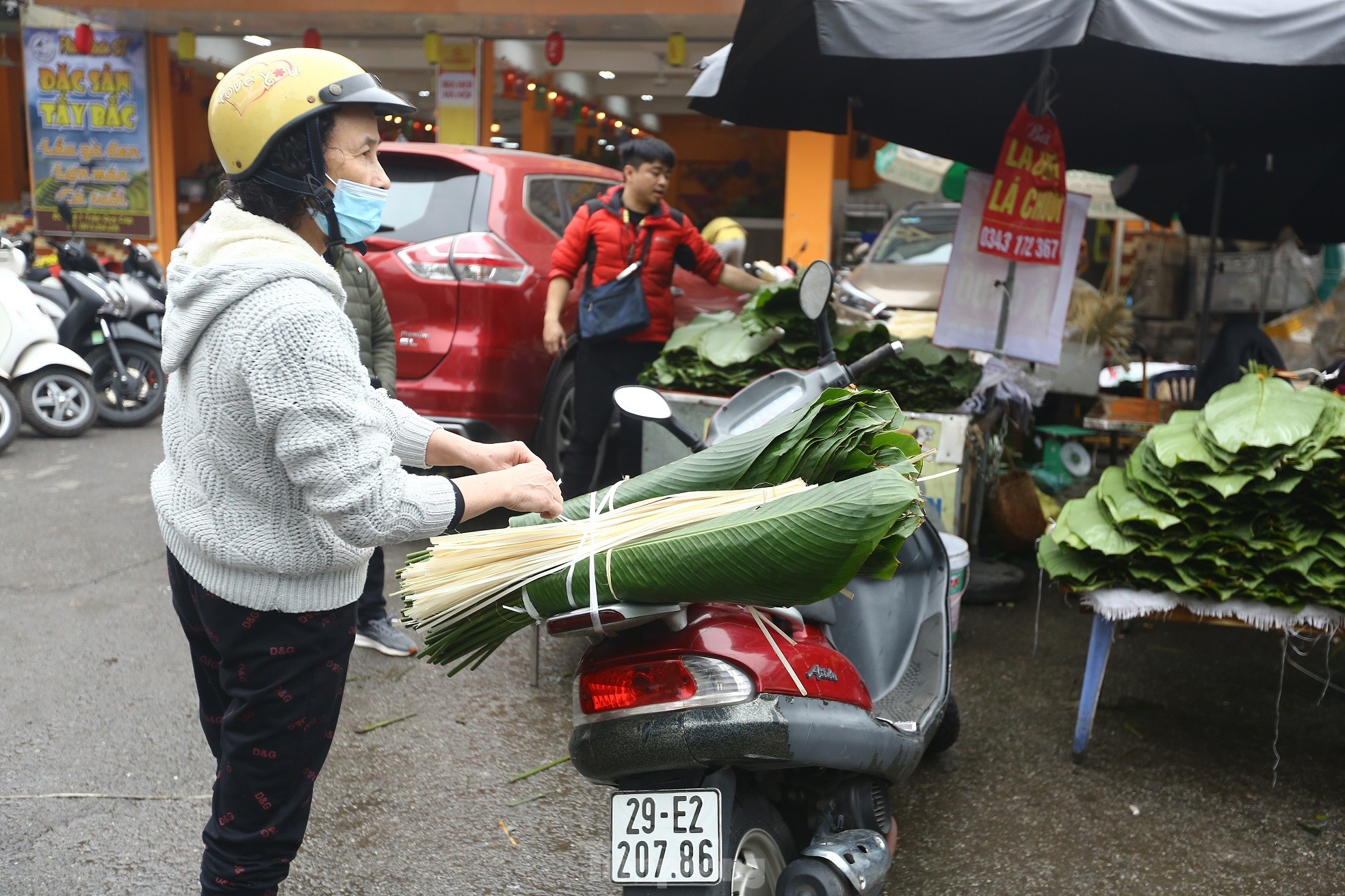 Chợ lá dong lâu đời nhất Hà Nội: Ngày bán hàng vạn lá, thu về hàng chục triệu - Ảnh 10.