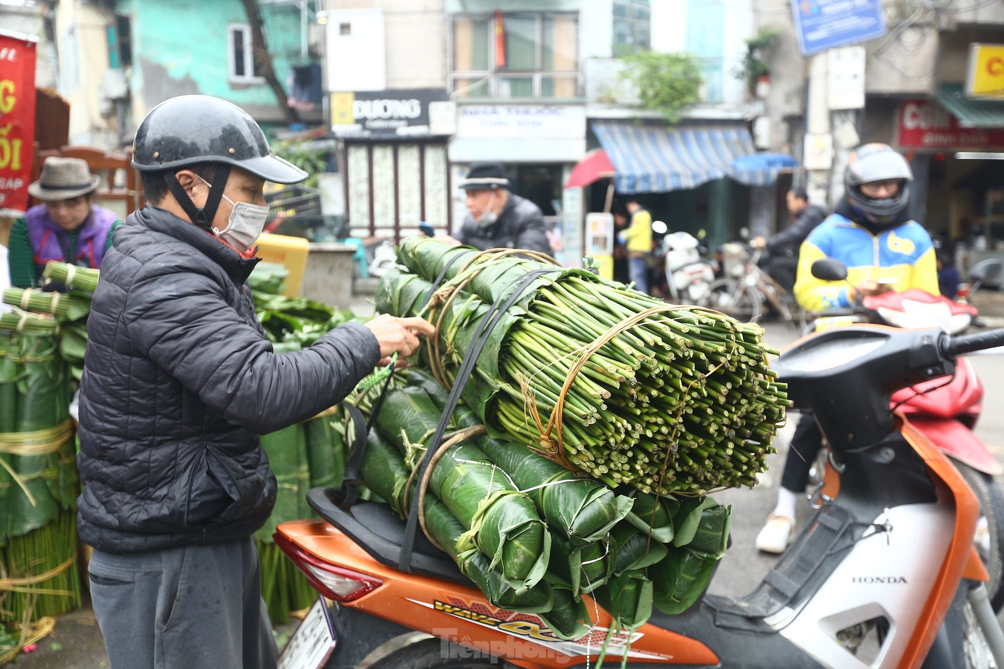 Chợ lá dong lâu đời nhất Hà Nội: Ngày bán hàng vạn lá, thu về hàng chục triệu - Ảnh 11. Chợ lá dong lâu đời nhất Hà Nội: Ngày bán hàng vạn lá, thu về hàng chục triệu - Ảnh 11.