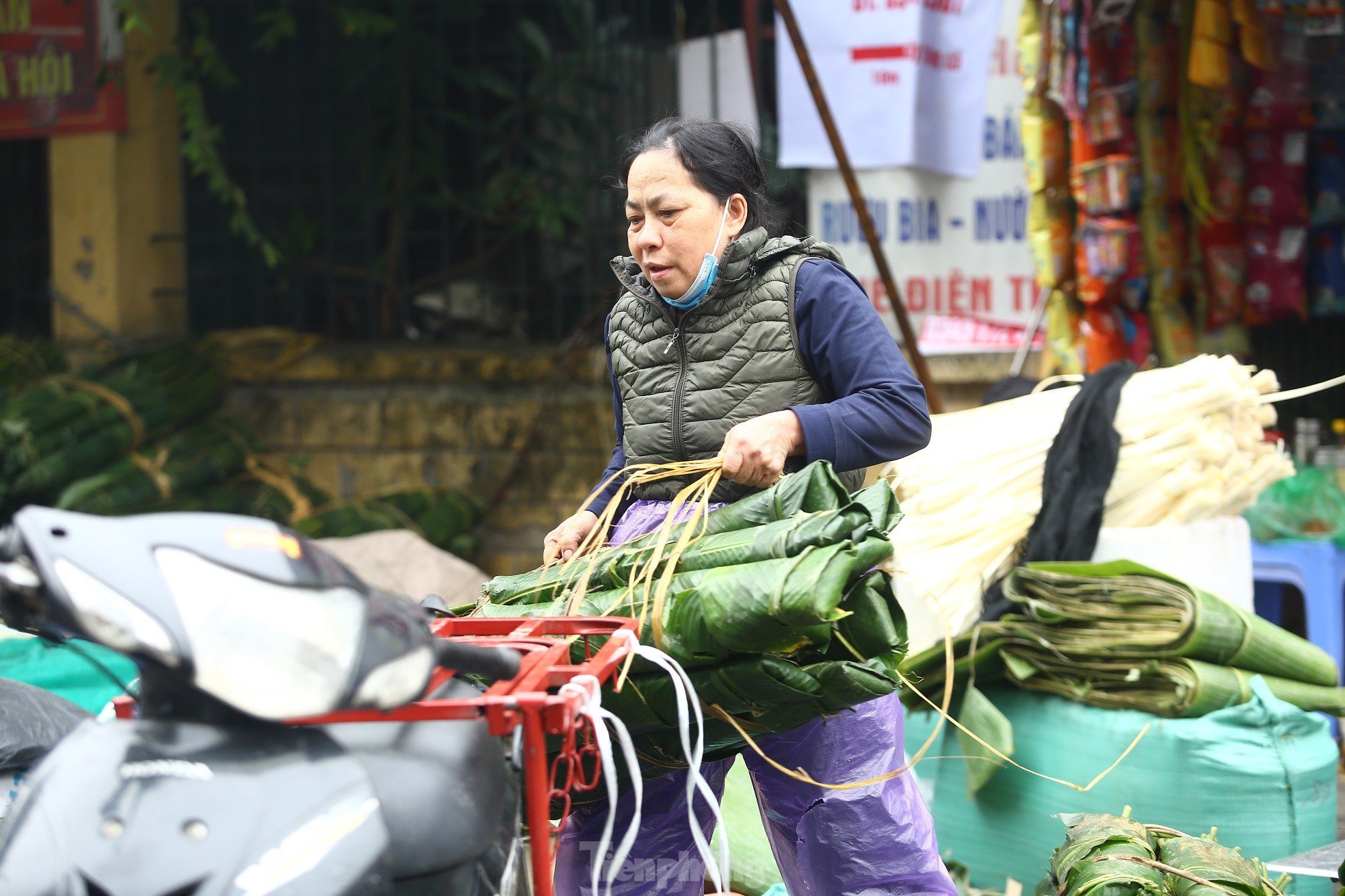 Chợ lá dong lâu đời nhất Hà Nội: Ngày bán hàng vạn lá, thu về hàng chục triệu - Ảnh 12.