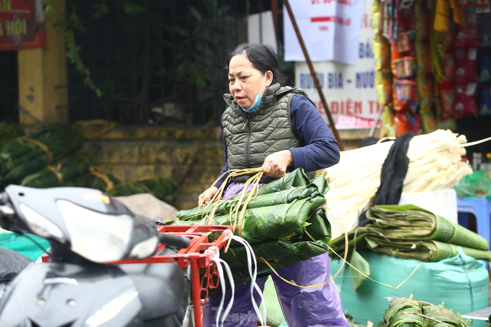Chợ lá dong lâu đời nhất Hà Nội: Ngày bán hàng vạn lá, thu về hàng chục triệu - Ảnh 12. Chợ lá dong lâu đời nhất Hà Nội: Ngày bán hàng vạn lá, thu về hàng chục triệu - Ảnh 12.