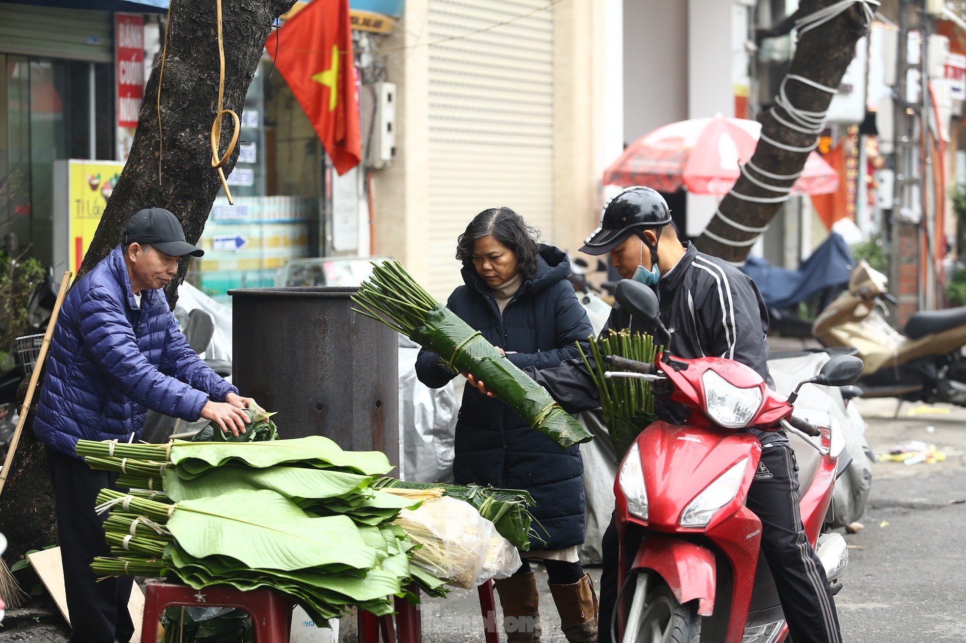 Chợ lá dong lâu đời nhất Hà Nội: Ngày bán hàng vạn lá, thu về hàng chục triệu - Ảnh 13.