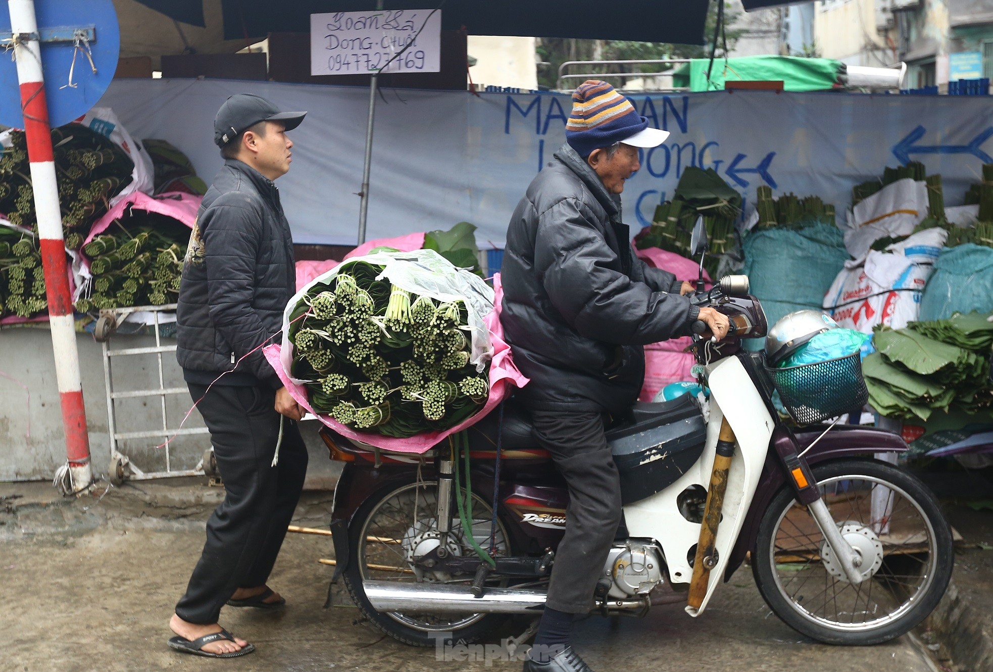 Chợ lá dong lâu đời nhất Hà Nội: Ngày bán hàng vạn lá, thu về hàng chục triệu - Ảnh 14.