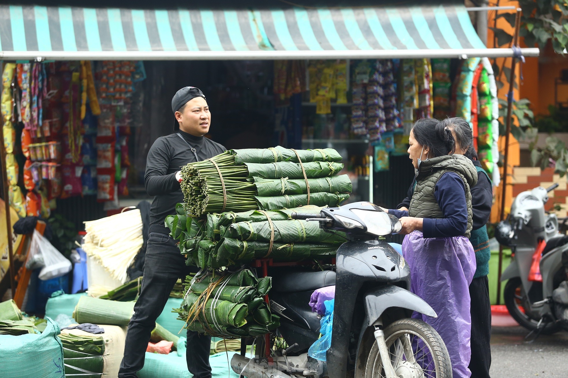 Chợ lá dong lâu đời nhất Hà Nội: Ngày bán hàng vạn lá, thu về hàng chục triệu - Ảnh 16.
