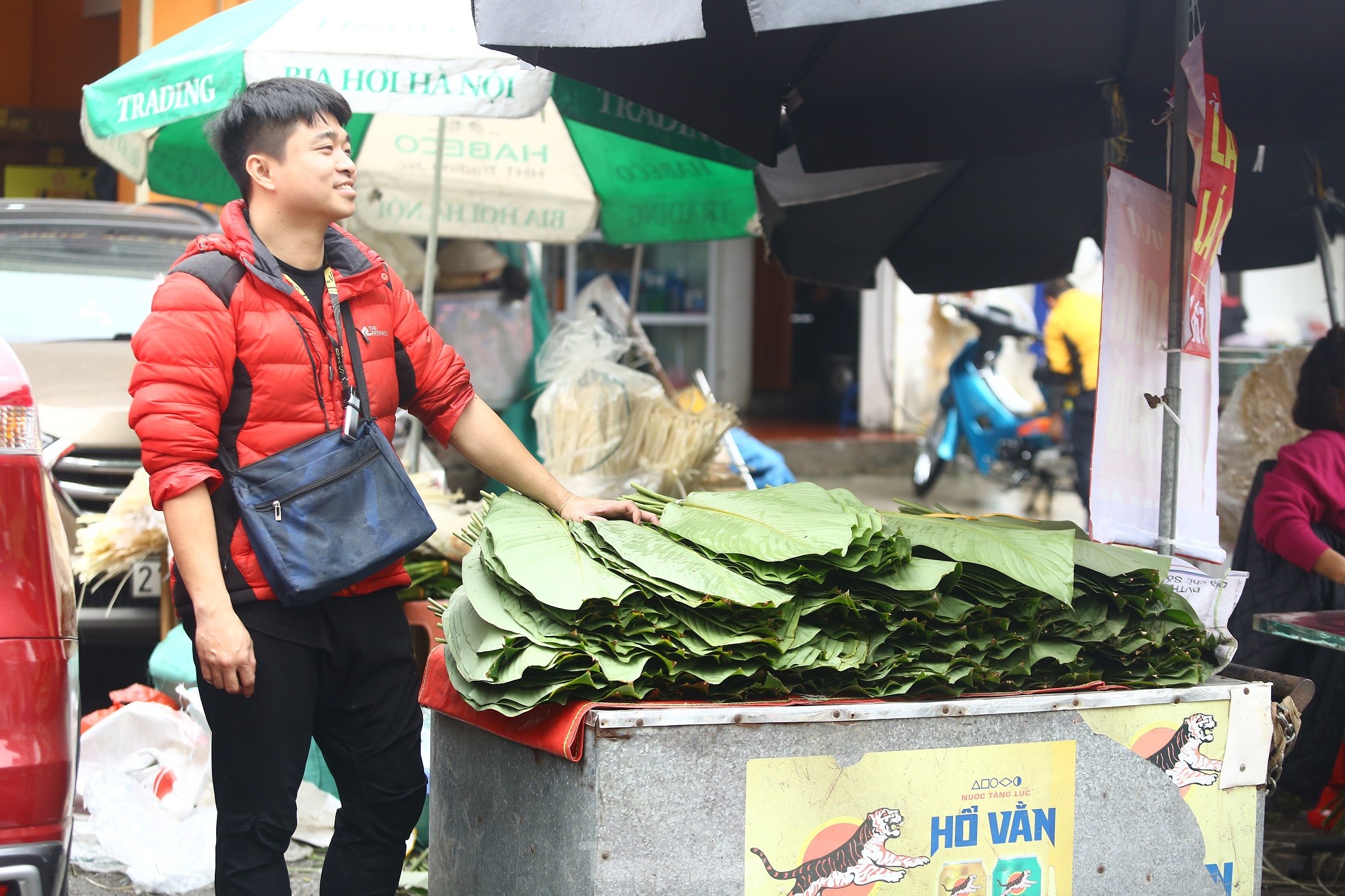 Chợ lá dong lâu đời nhất Hà Nội: Ngày bán hàng vạn lá, thu về hàng chục triệu - Ảnh 3.