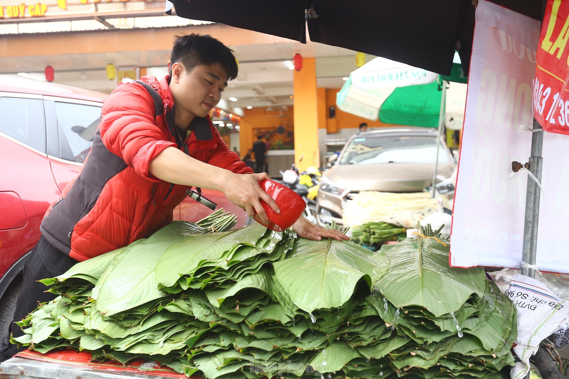 Chợ lá dong lâu đời nhất Hà Nội: Ngày bán hàng vạn lá, thu về hàng chục triệu - Ảnh 4. Chợ lá dong lâu đời nhất Hà Nội: Ngày bán hàng vạn lá, thu về hàng chục triệu - Ảnh 4.