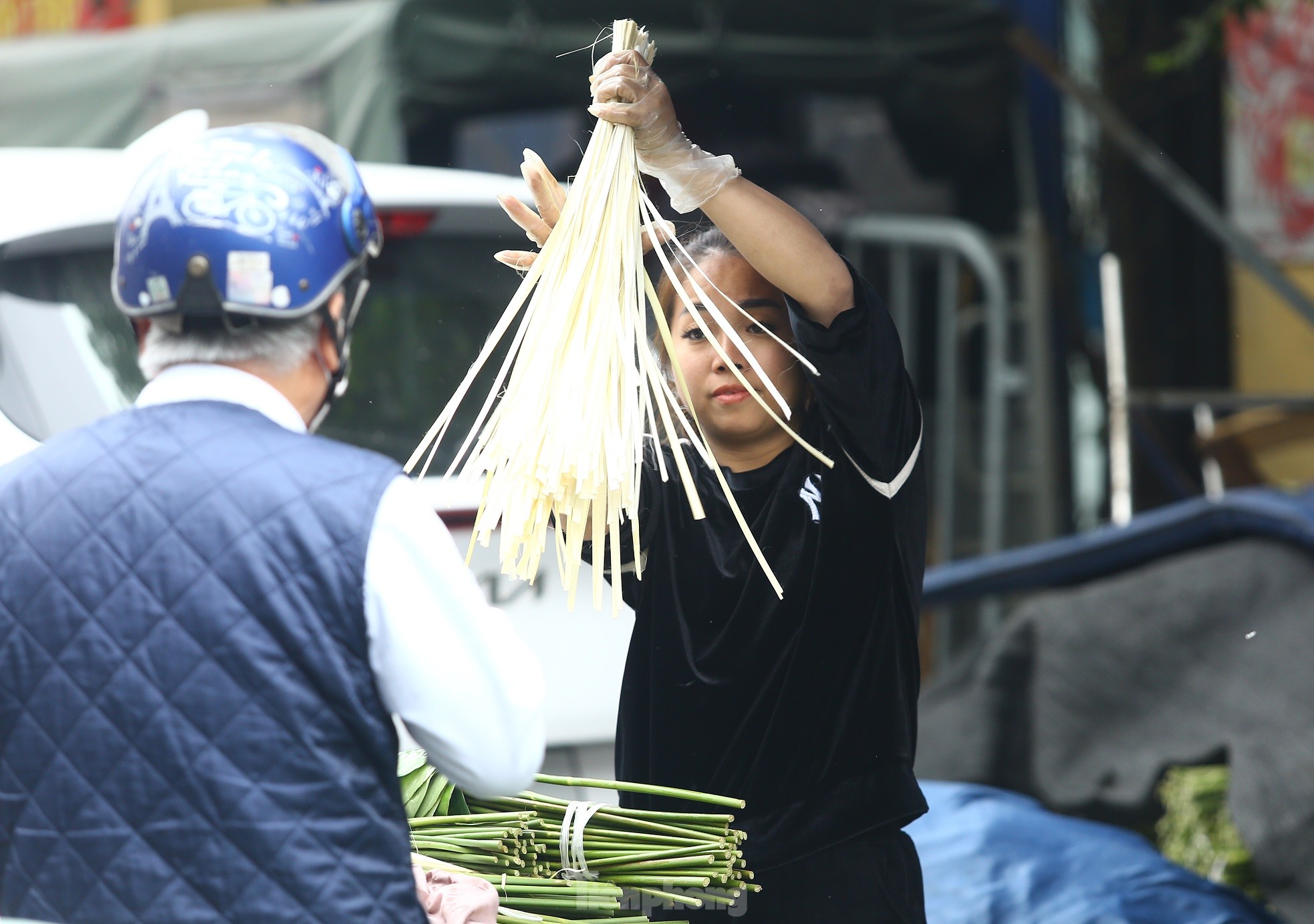 Chợ lá dong lâu đời nhất Hà Nội: Ngày bán hàng vạn lá, thu về hàng chục triệu - Ảnh 7.