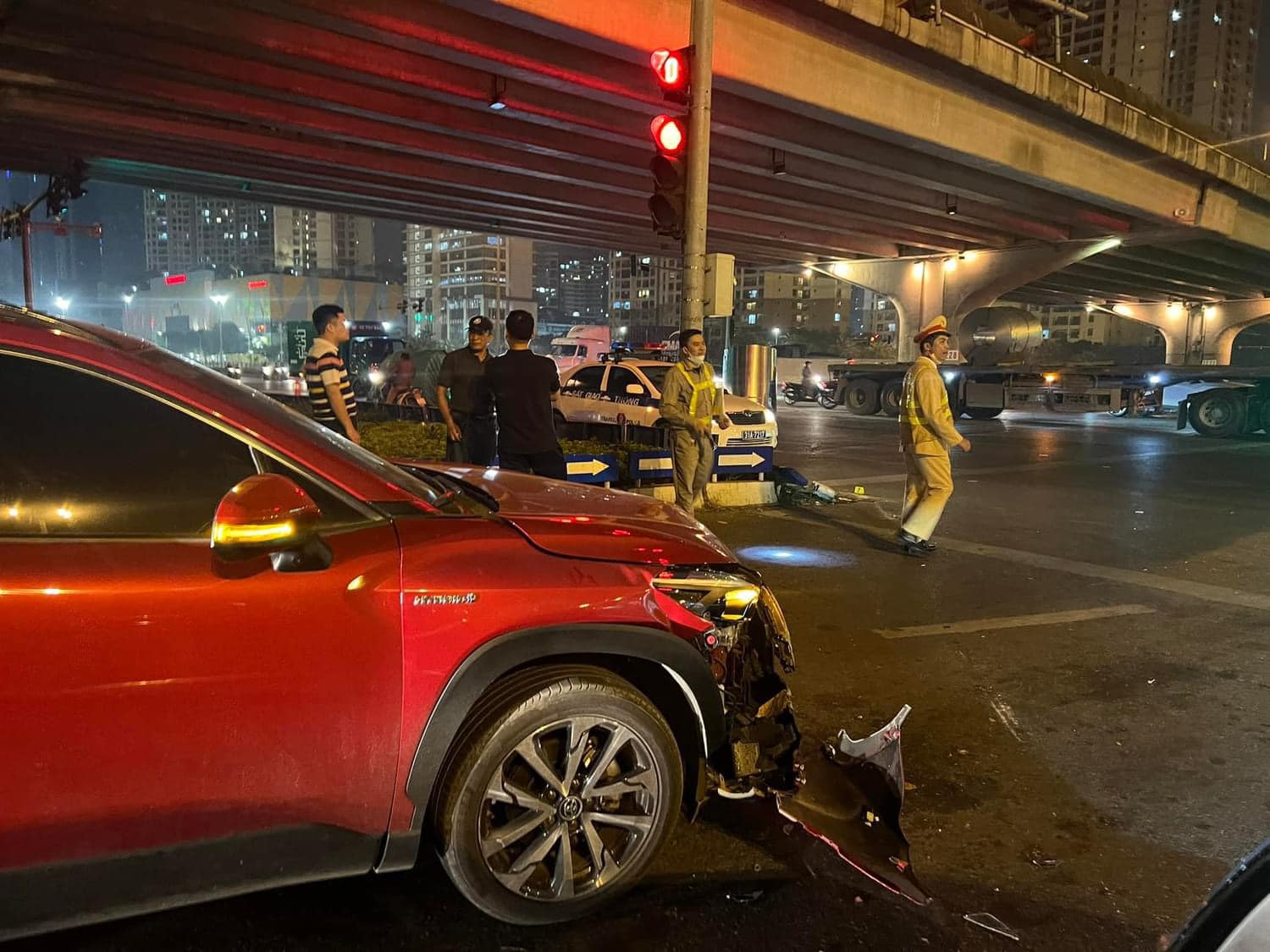 Lại xảy ra 1 vụ cuộn inox rơi xuống đường va chạm với ô tô tại Hà Nội- Ảnh 3.