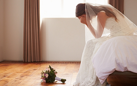 Giữa đám cưới, con dâu bất ngờ quỳ xuống khóc lớn rồi nói với mẹ chồng một câu khiến bà "chết đứng"