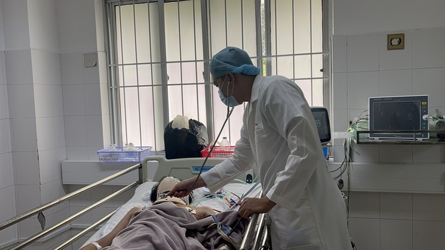 Homem que se esfaqueou no pescoço com uma tesoura foi salvo por sorte - Foto 3. Người đàn ông tự cầm kéo đâm xuyên cổ mình may mắn được cứu sống - Ảnh 3.
