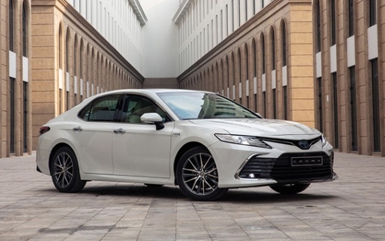 Giá lăn bánh xe Toyota Camry mới nhất: Rẻ đến khó tin, cơ hội cực tốt cho khách hàng nhưng giá vẫn "chát" so với Mazda 6