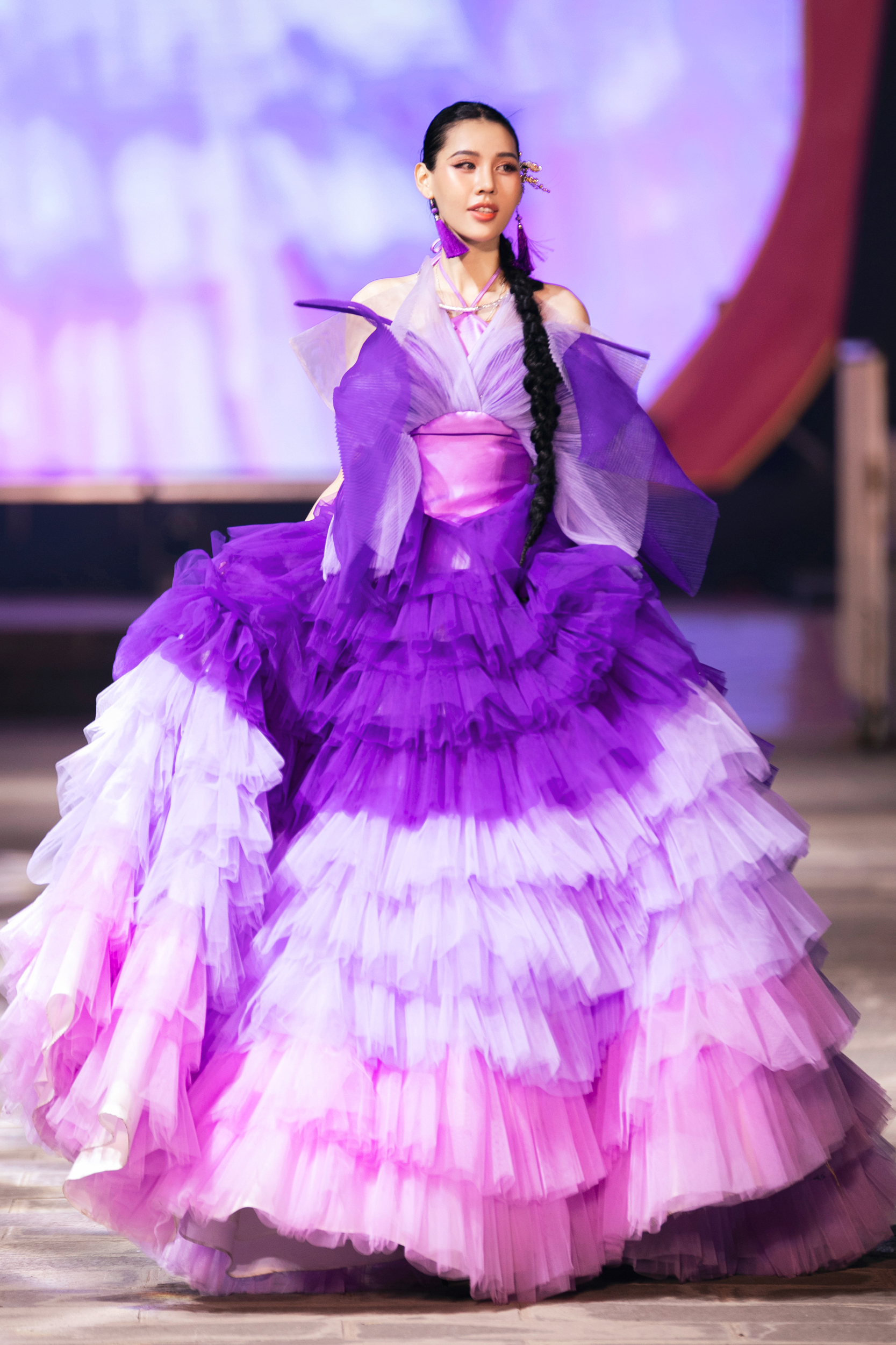 Minh Anh - Người mẫu rối loạn hormone bẩm sinh gây chú ý tại fashion show 'Nguyện ước chốn thiêng' - Ảnh 11.