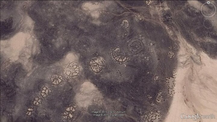 8 điều kỳ lạ đến khó tin nhìn thấy qua Google Earth - Ảnh 3.