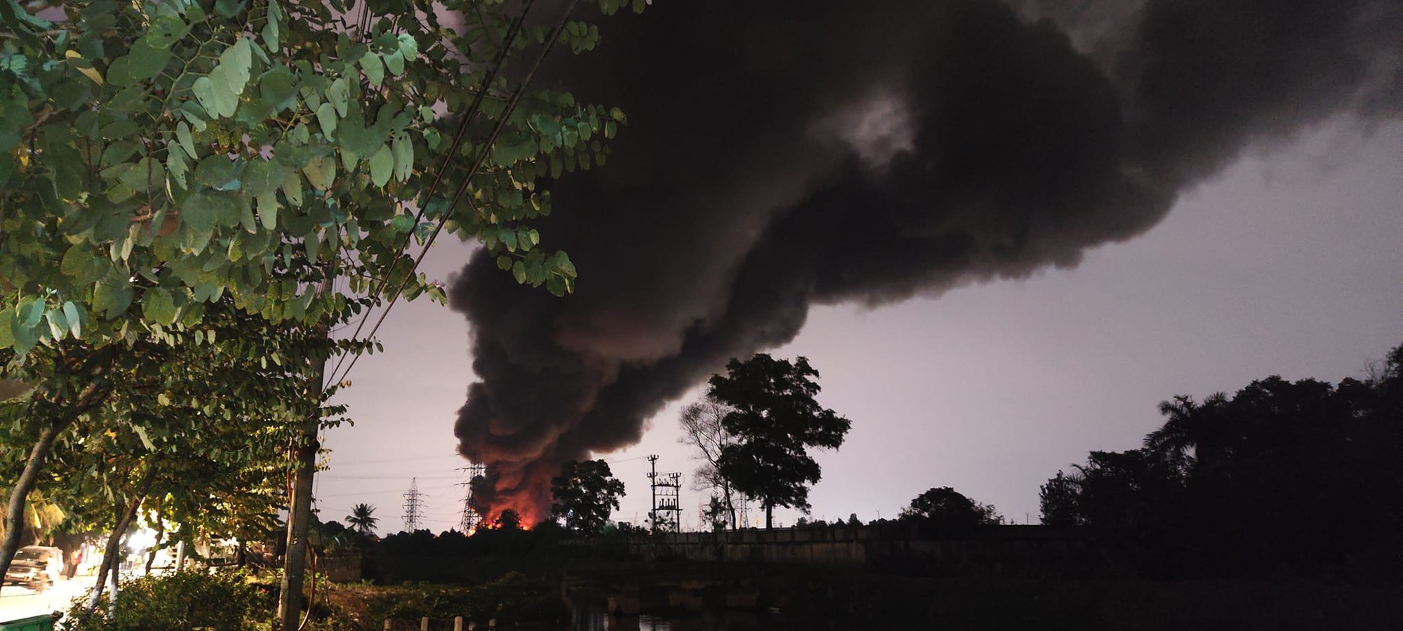 Đang cháy lớn tại xưởng sản xuất hạt nhựa- Ảnh 1.