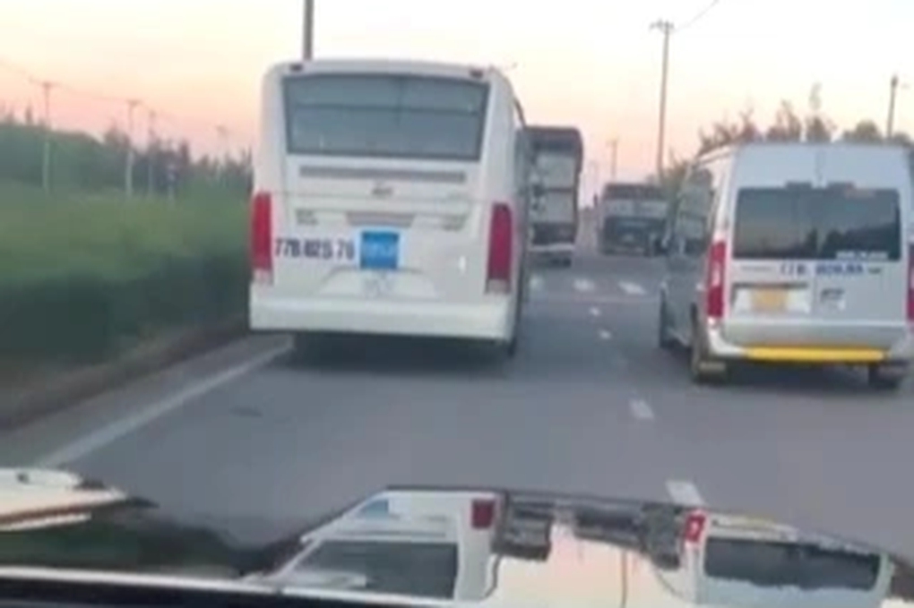 Chủ tịch tỉnh Bình Định quay video bắt lỗi xe tập lái có dấu hiệu vi phạm - Ảnh 1.