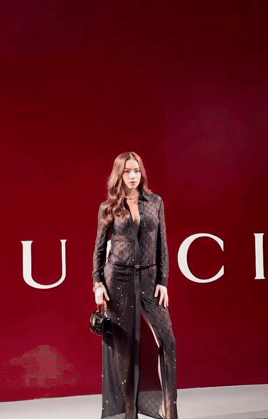 Hồ Ngọc Hà xuất hiện "chấn động" tại show Gucci: Thần thái, body mẹ 3 con "ăn đứt" Mai Davika lẫn đại sứ thương hiệu- Ảnh 2.